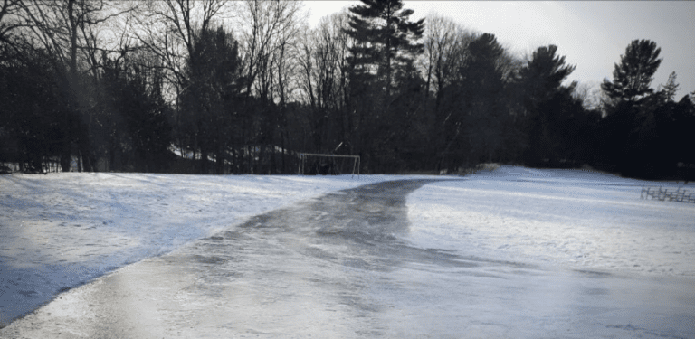 Un ovale de patinage est situé derrière la piscine communautaire d'Hudson au parc St. Thomas.